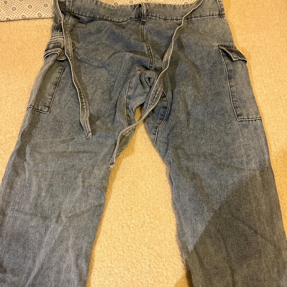 Jeans
Never worn - Picture 2 of 3